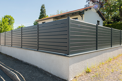 Clôture sur-mesure en aluminium | Modèle Litenn lames brise_vue | RAL 7016 gris anthracite