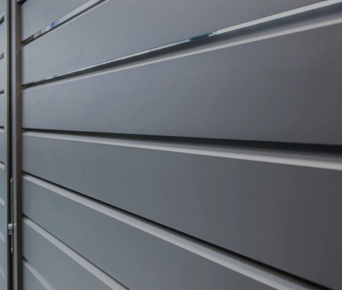 Zoom sur les lames persiennes d'un portail en aluminium thermolaqué
