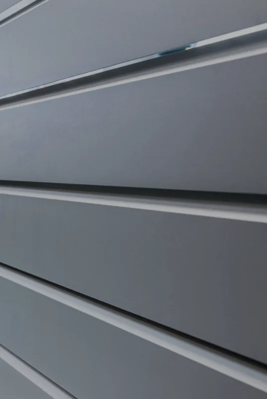 Zoom sur les lames persiennes d'un portail en aluminium thermolaqué