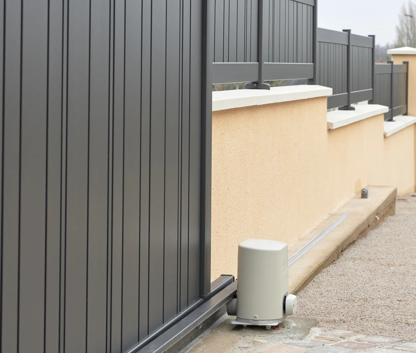 Moteur Somfy installé sur un portail coulissant en aluminium