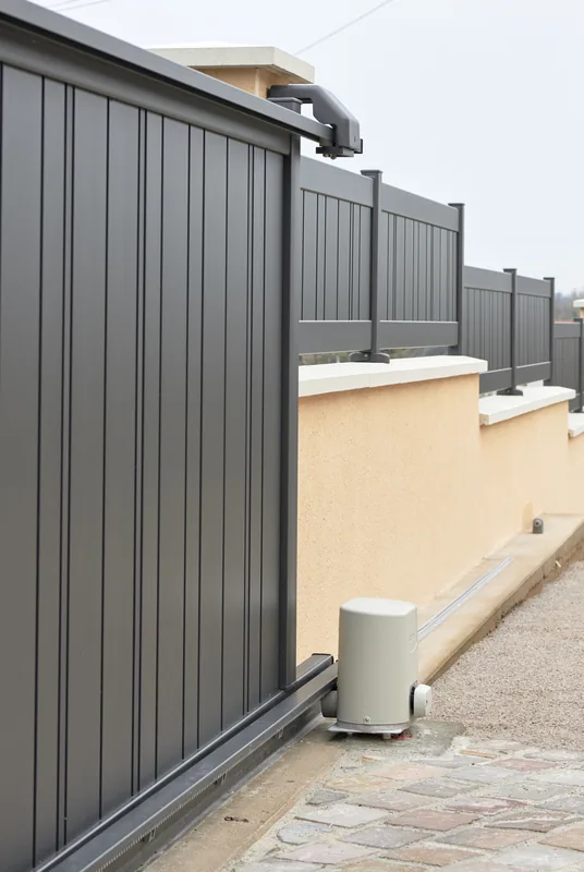 Moteur Somfy installé sur un portail coulissant en aluminium