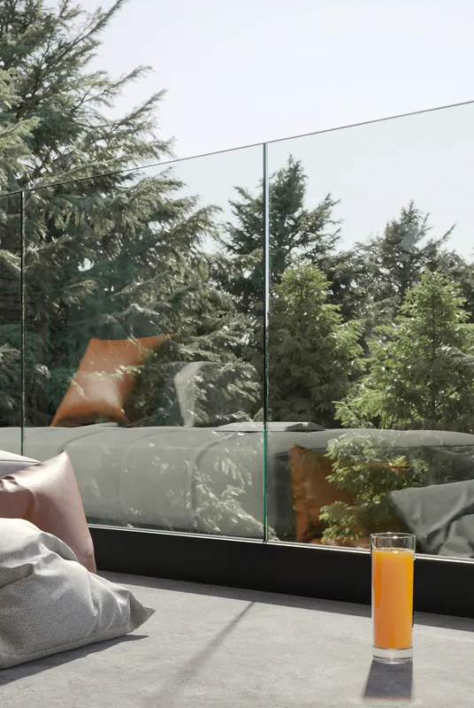 Garde-corps vitré en aluminium Aziliz Kostum posé sur une terrasse