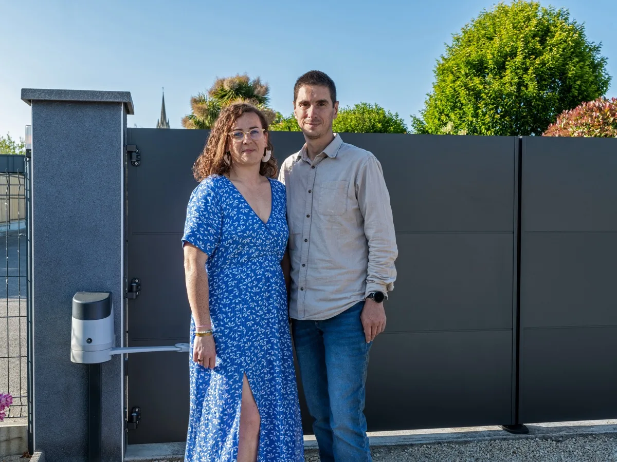 Un couple devant son portail Kostum lors d'un reportage photo